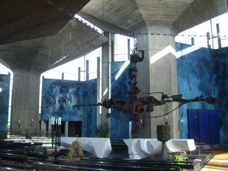 Emmerich : Hansastraße, Heilig-Geist-Kirche, die großen blauen Wandbilder bestehen aus Leinentücher